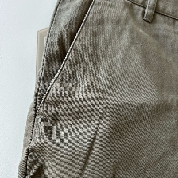 Vince women’s cotton chino shorts. 9” inseam. Classic olive color. Frayed edge. - Picture 4 of 10